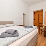 L&g In , Private & Beautiful Sea View Hostal Pula