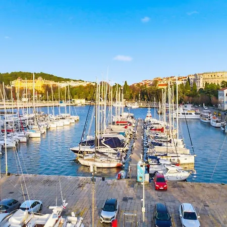 Hostal L&g In , Private & Beautiful Sea View Pula