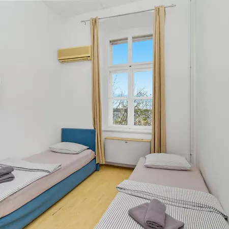 L&g In , Private & Beautiful Sea View Pola