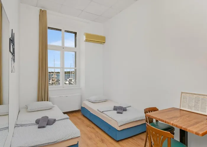 L&g In , Private & Beautiful Sea View * פולה